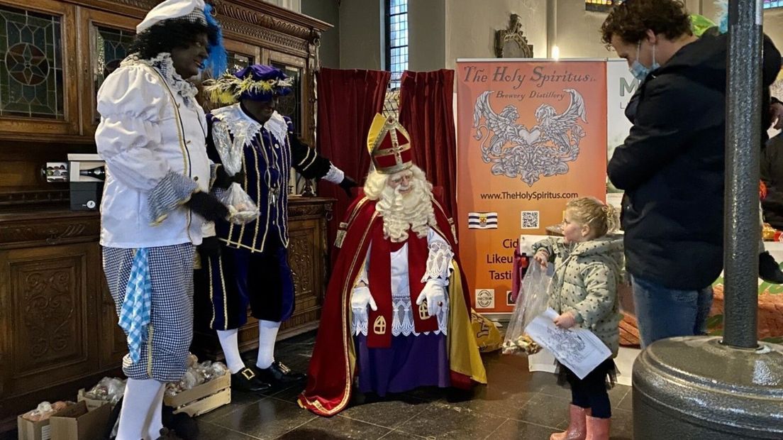 Sint bezoekt streekproductenmarkt in Sint Jansteen - Omroep Zeeland