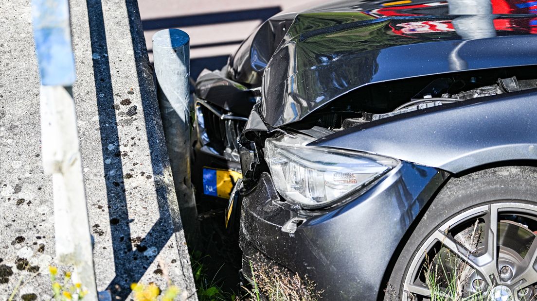 De auto raakte beschadigd