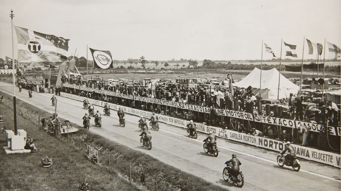 het monument naast de baan