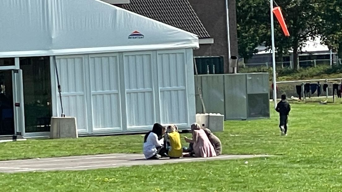 Vluchtelingen op het opvangterrein in Zoutkamp