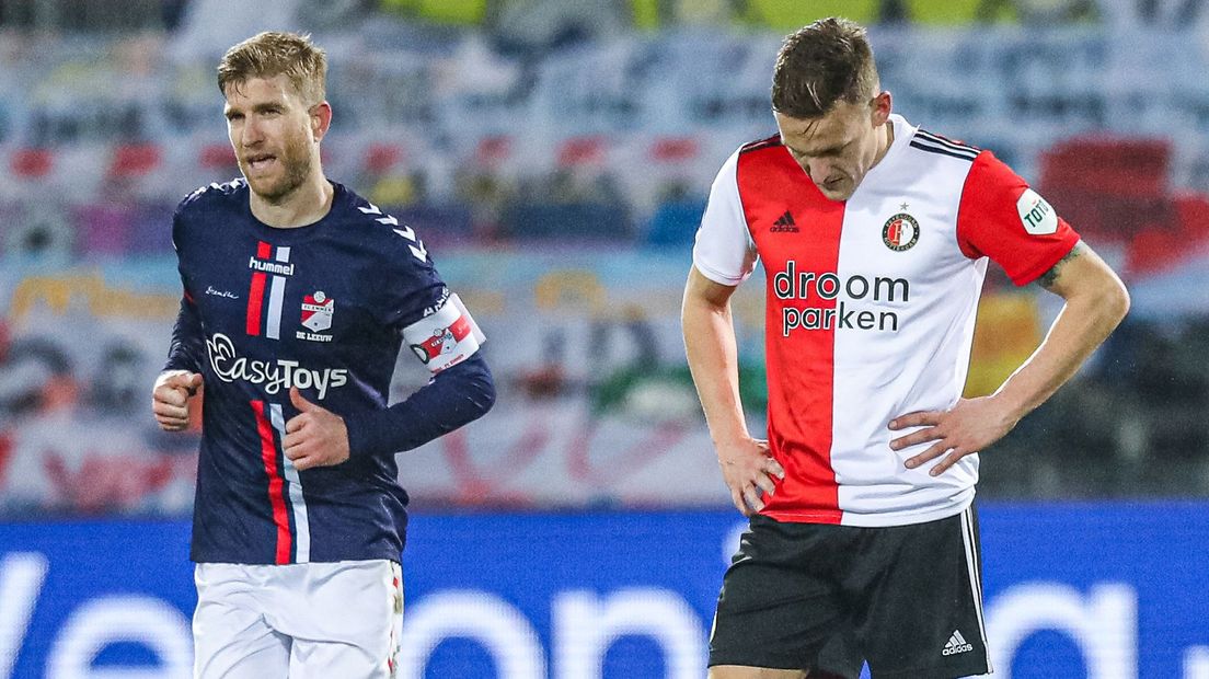 Michael de Leeuw loopt terug na zijn benutte penalty, Jens Toornstra baalt