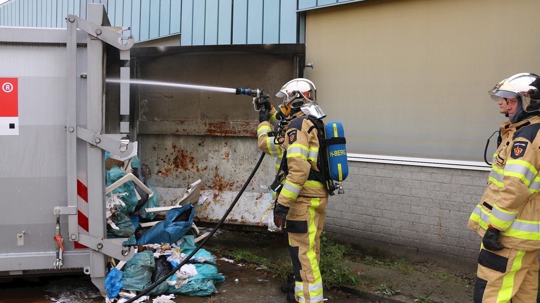 Brandweer blust brand in afvalcontainer in Ommen
