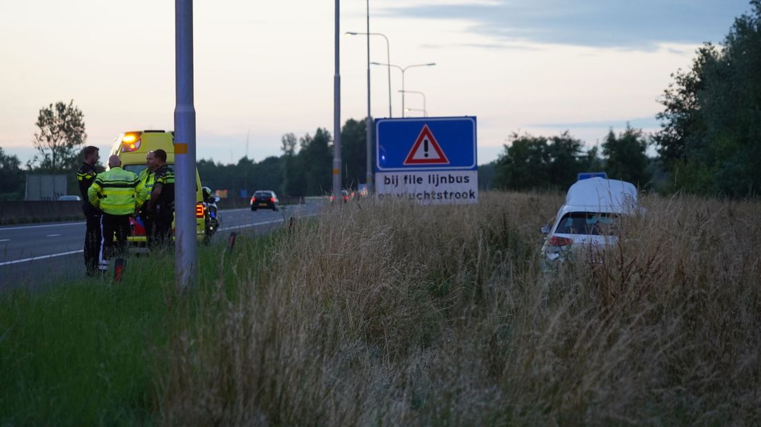De auto kwam tot stilstand in de berm langs de A28