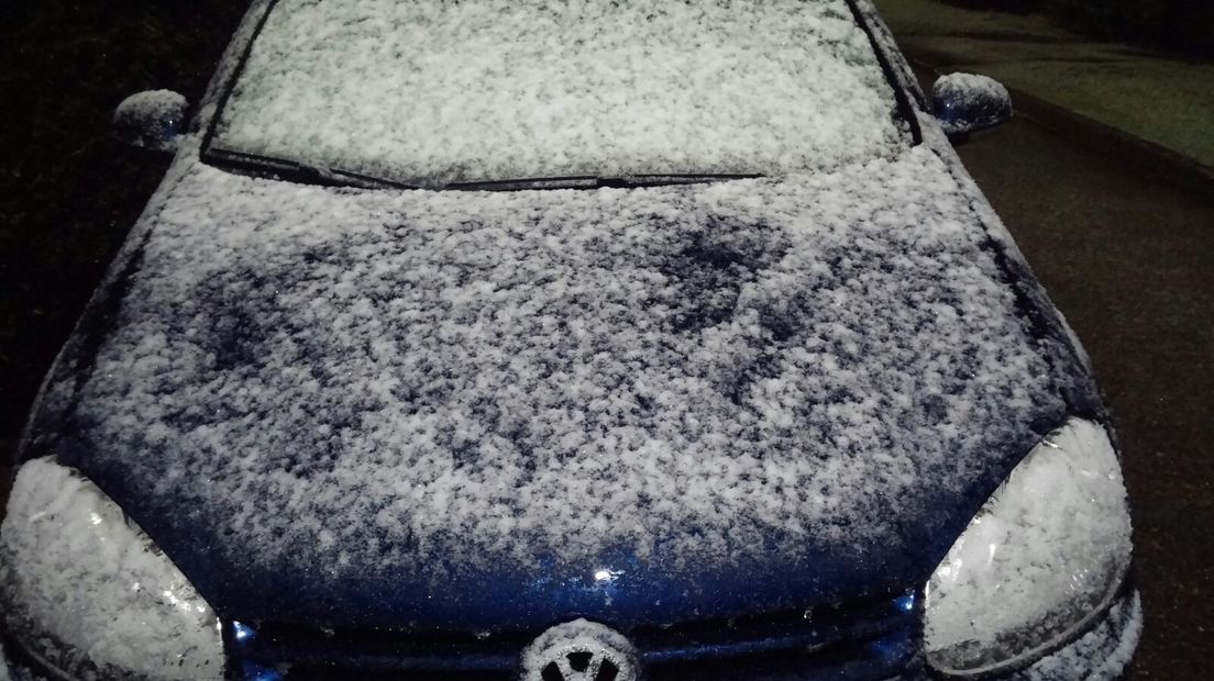 Sinds donderdagavond heeft het flink gesneeuwd in Gelderland. Op verschillende plekken is 10 centimeter gevallen en voorlopig blijft die witte laag liggen. Het KNMI kondigde donderdagavond code oranje af, maar heeft dat vanmorgen afgeschaald naar code geel.