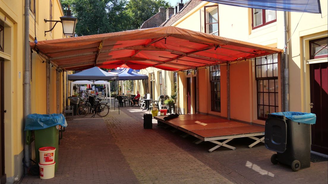 Het podium voor de live-optredens later op de avond staat al klaar.