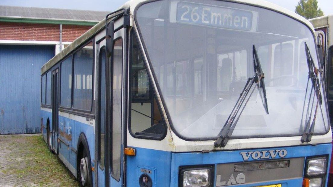 De oldtimerbussen krijgen toch een nieuw dak boven hun hoofd.