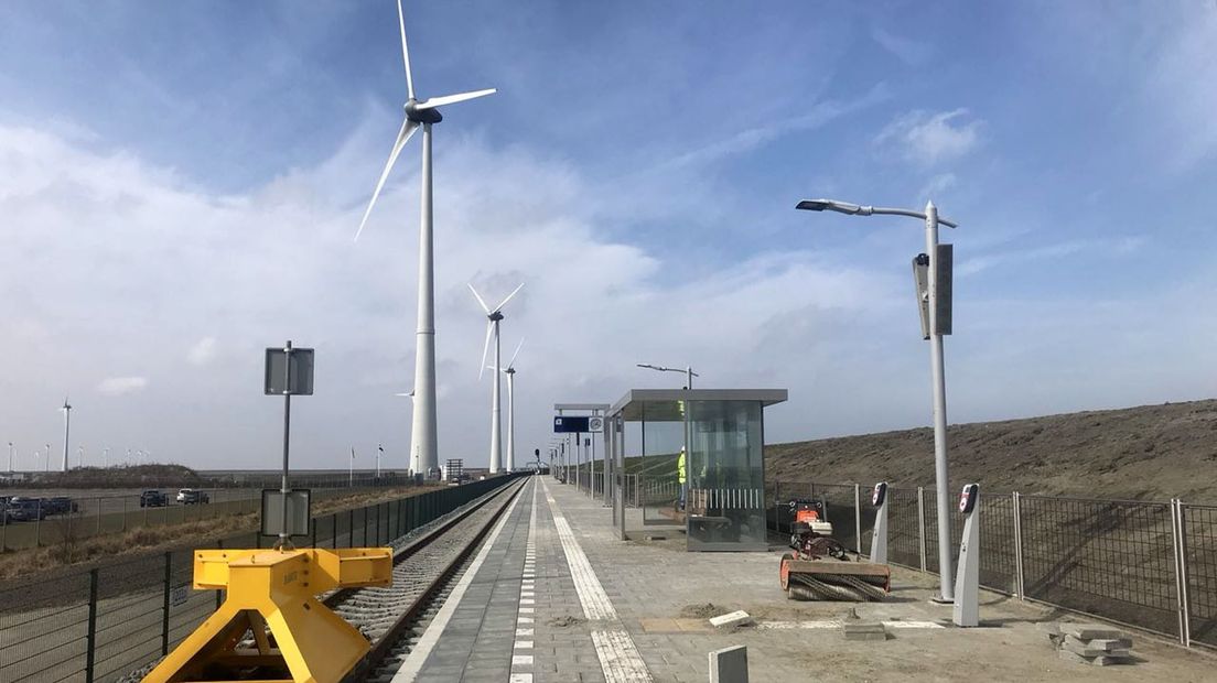 De laatste hand aan het station in Eemshaven