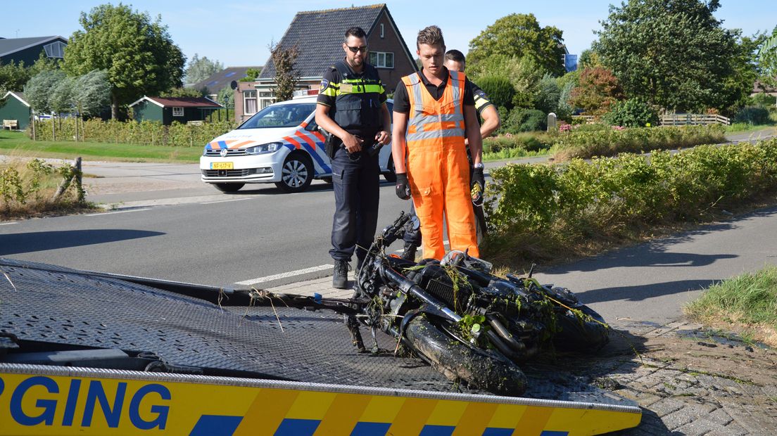 De motor is door een bergingsbedrijf uit de sloot gehaald.