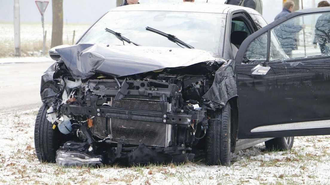Botsing tussen twee auto's op N754