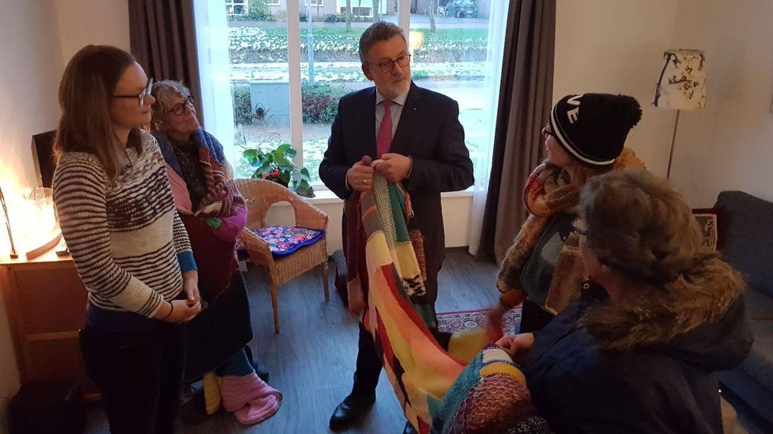 Burgemeester Rodenboog overhandigt de deken