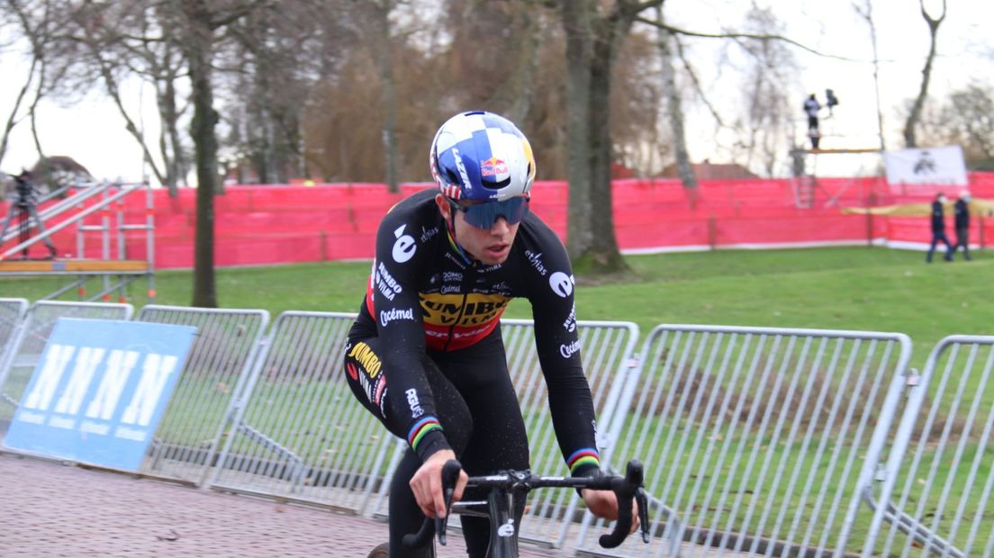 Wout van Aert tijdens het inrijden in Hulst