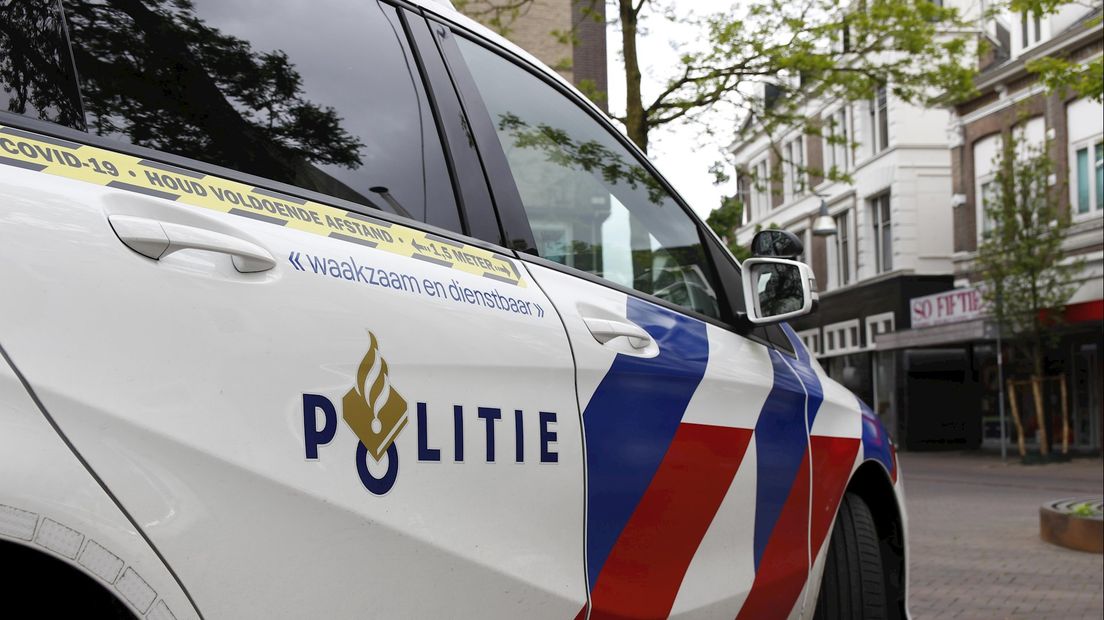 Politie vindt bewusteloze vrouw langs weg in Zwolle
