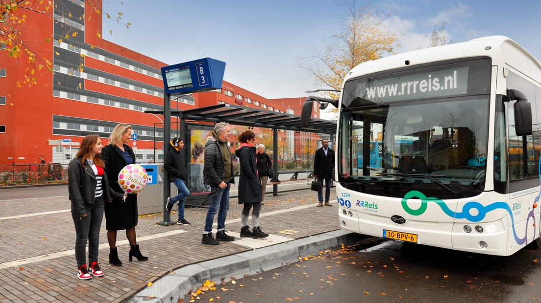 Een bus van Keolis op station Zwolle. In de elektrische bussen waait zwarte stof, die schadelijk blijkt.