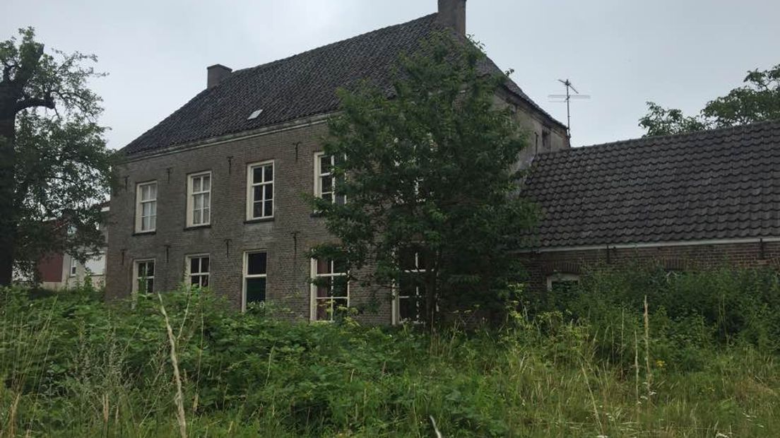 Hij moest er wel zijn doodskisten voor uit het huis halen, maar dan heeft het ook succes. Johan Vlemmix heeft zijn zogenoemde spookhuis aan de Huismanstraat in Huissen verkocht.