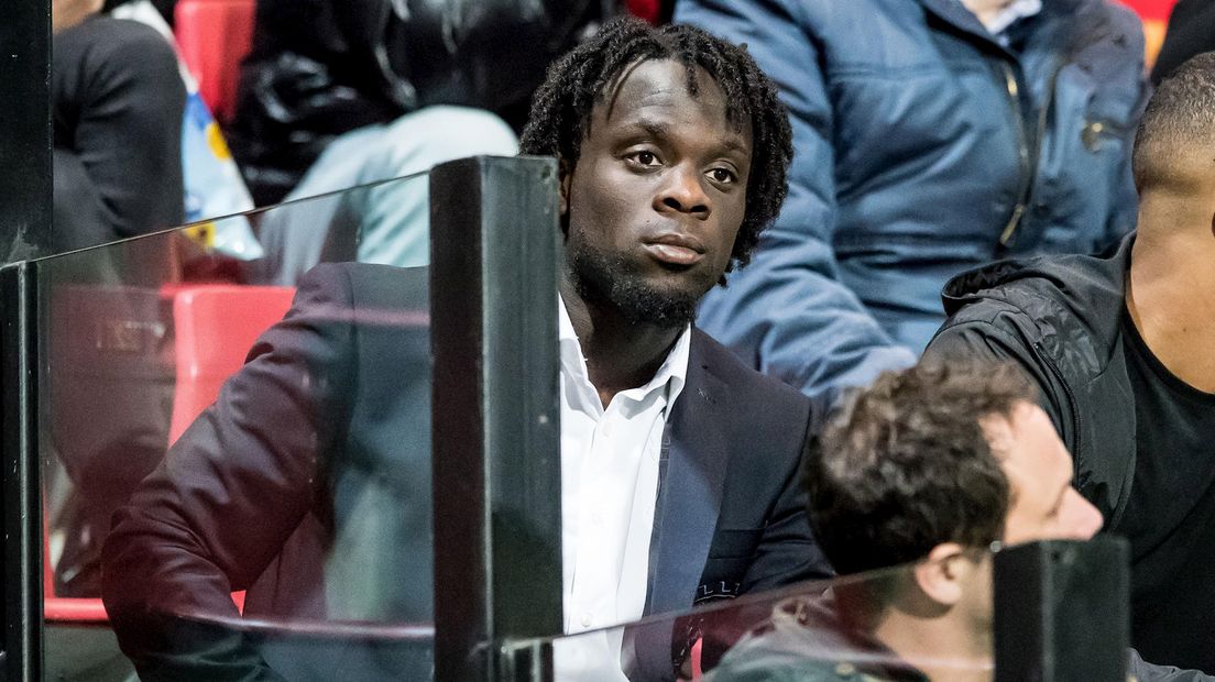 Manu op de tribune na zijn rode kaart