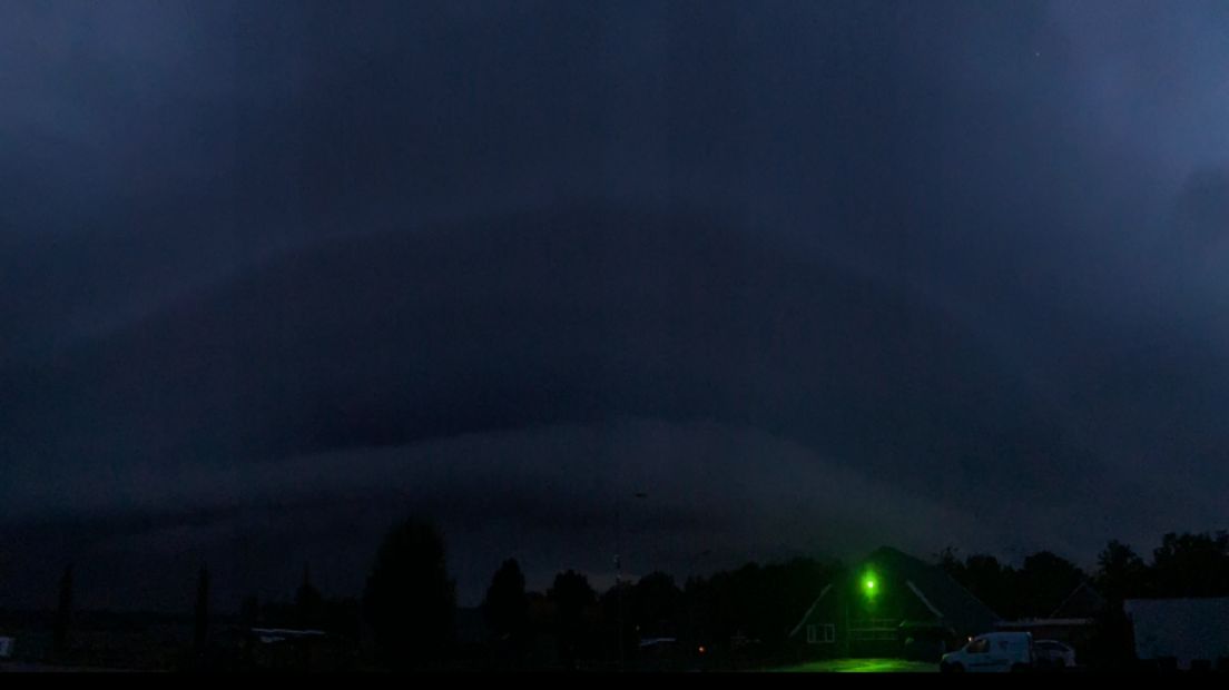 Een onweersbui met shelf cloud in Ter Apel