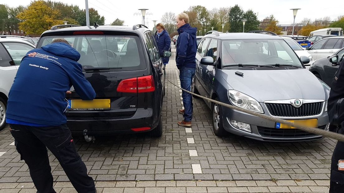 De kabel viel op een volle parkeerplaats
