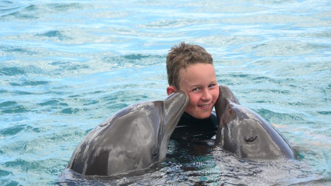 De 12-jarige Noa uit Beuningen heeft al acht jaar een tumor in zijn hoofd. Om een dolfijntherapie voor hem mogelijk te maken, voeren fans van voetbalclub NEC dit weekend actie. Hartverwarmend, vindt moeder Angelique. Zij was vrijdag lunchgast bij Rob Kleijs op Radio Gelderland.