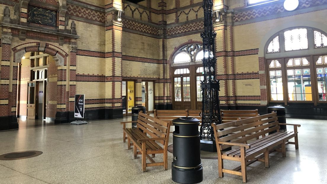 De stationshal van Hoofdstation Groningen.
