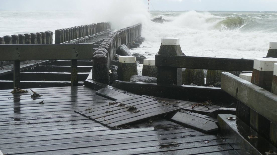Onstuimige dag brengt regen en overlast (video)