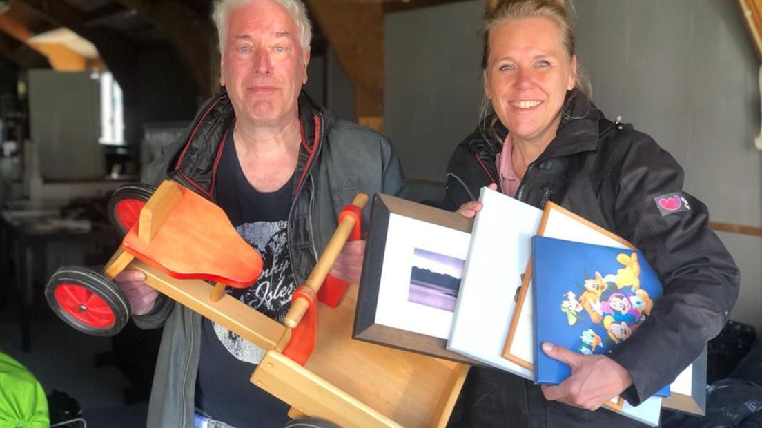Vrijwilliger Herman en Sandra van Welzijn Veere zijn druk in de weer met spulletjes voor de vluchtelingen