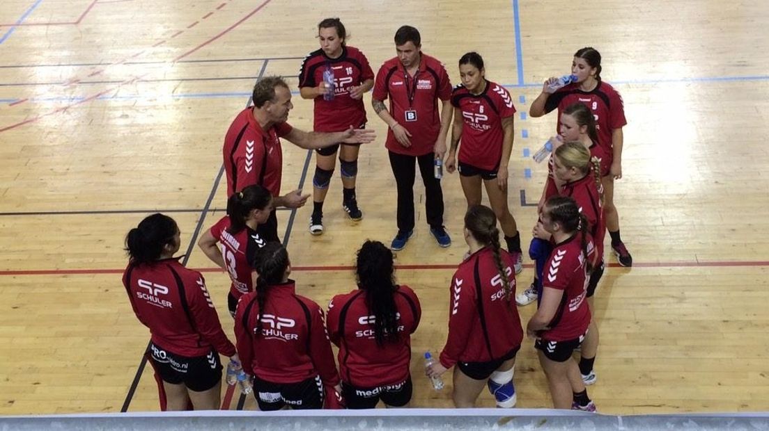 De handbalsters van DOS op een archieffoto