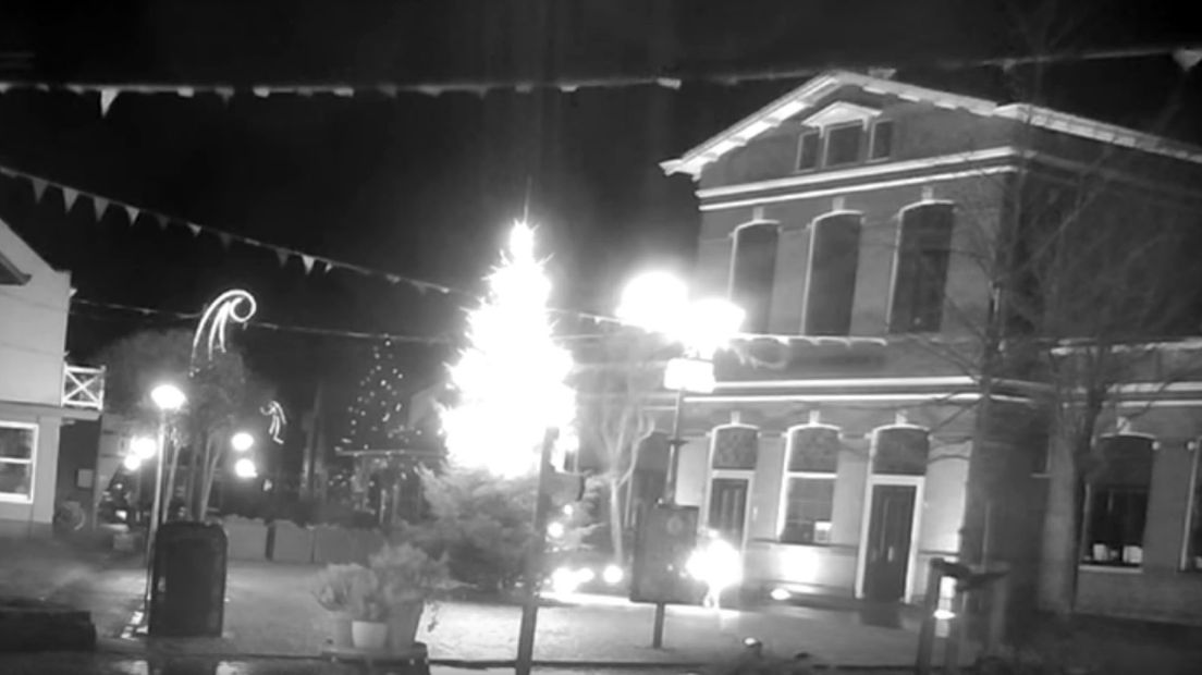Jongeren takelen de kerstboom op het Dorpsplein in Winsum toe