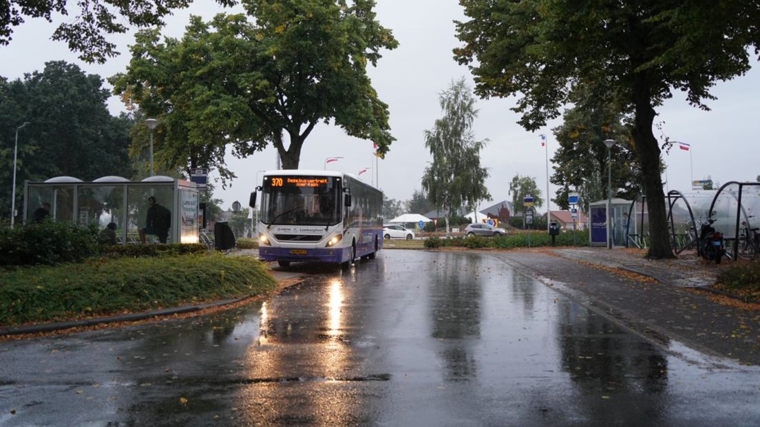 Amper bussen op het busstation van Meijel vanwege een staking bij Arriva