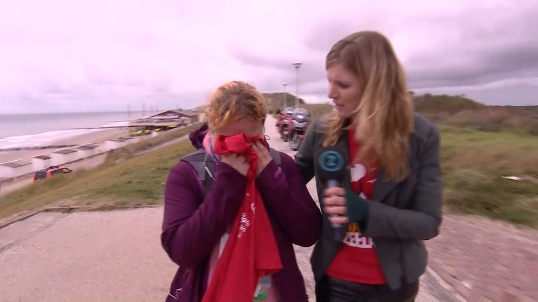 Ann-Sophie vertelt haar verhaal aan verslaggeefster Anoek