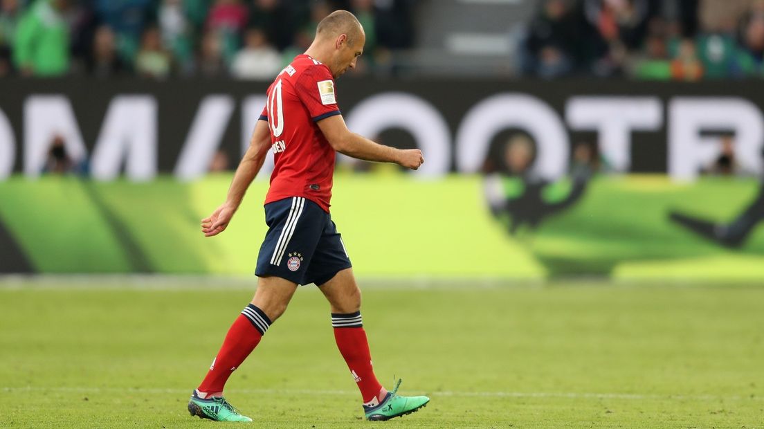 Arjen Robben verlaat met gebogen hoofd het veld