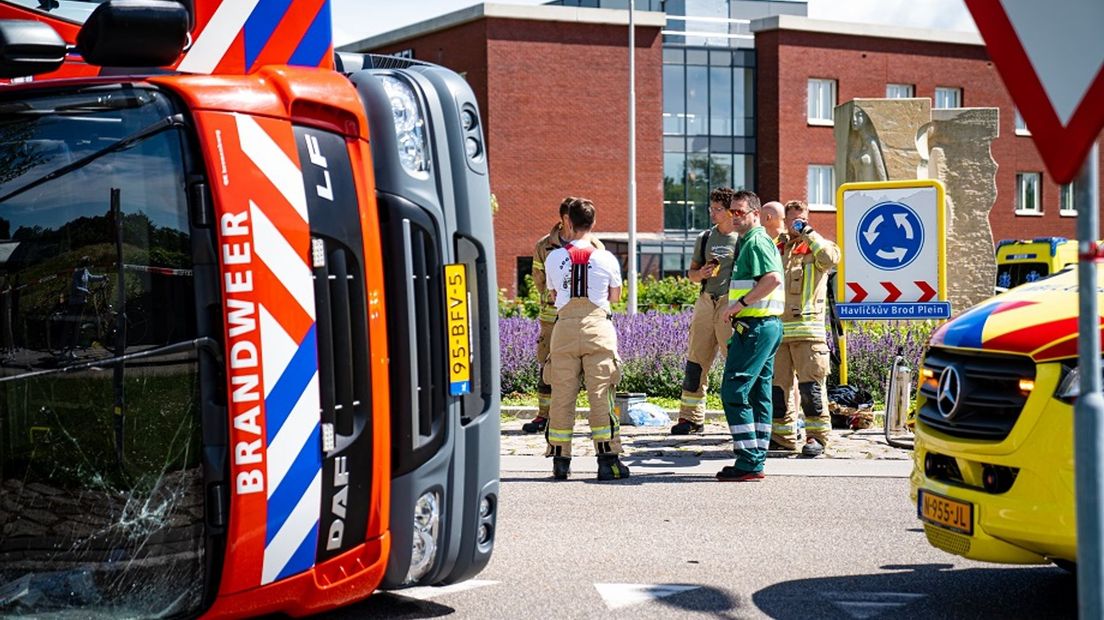 112 news: Fire engine overturns on roundabout in Brielle, one injured I Dog dies in flat fire