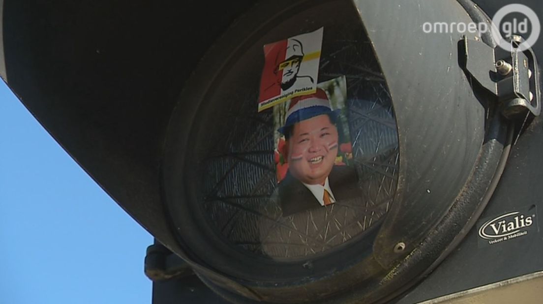 Zevenaar is in de ban van de Noord-Koreaanse dictator Kim-jong-Un. Op kruispunten in de stad doken dinsdag opeens afbeeldingen van een lachende dictator Kim op.