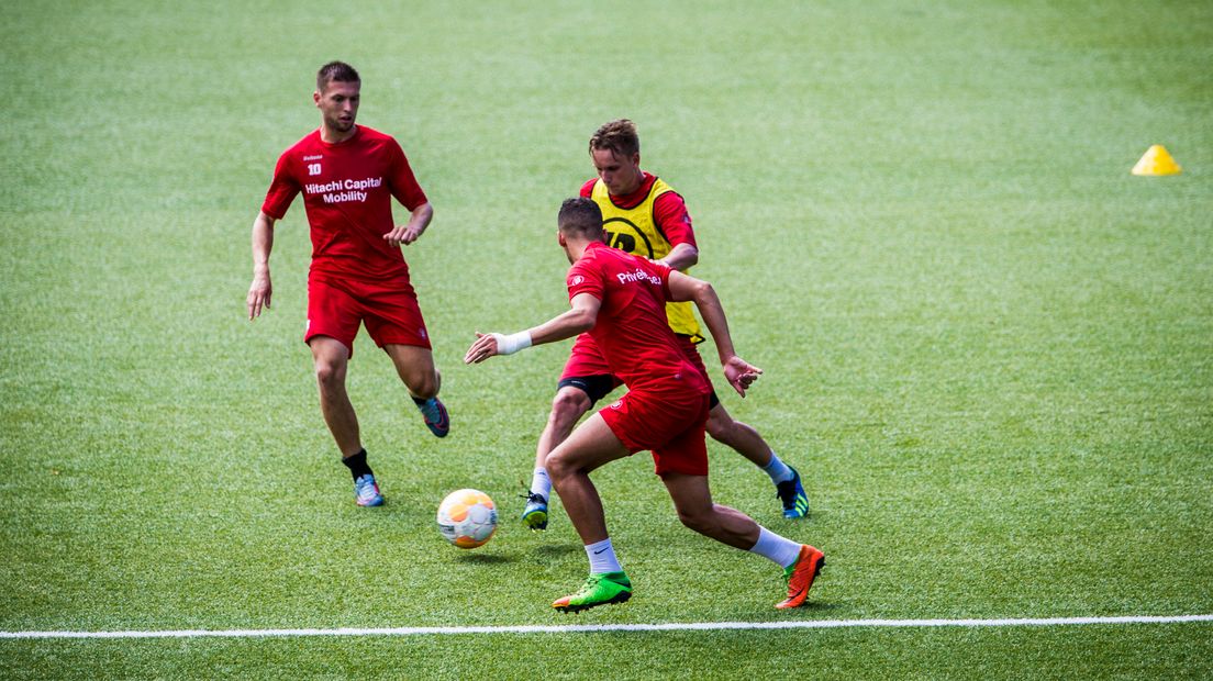 Vanaf dit Eredivisieseizoen maakt FC Emmen op de achterkant van het shirt ruimte voor een goed doel of maatschappelijk initiatief (Rechten: ANP/Siese Veenstra)