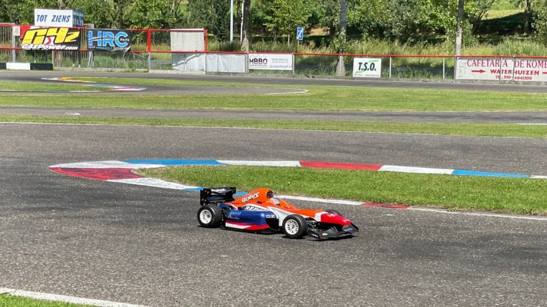 Een van de miniatuurracewagens op het circuit