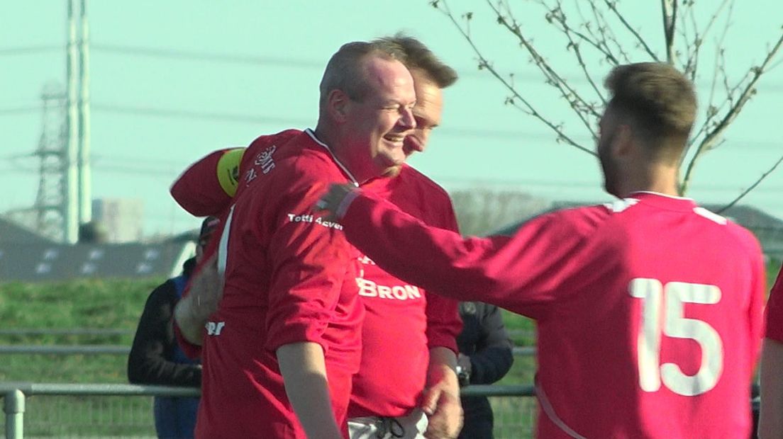 Marten krijgt de felicitaties na zijn doelpunt