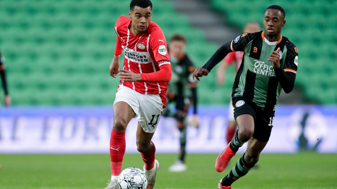 FC Groningen-debutant Melayro Bogarde in de achtervolging op PSV-aanvaller Cody Gakpo