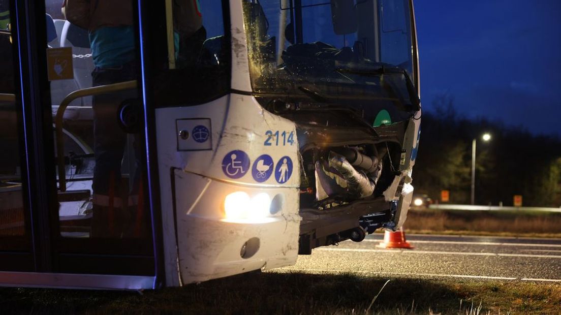Een lijnbus van RRReis ramde in Hattem een personenauto. Een inzittende van de auto moet worden bevrijd.