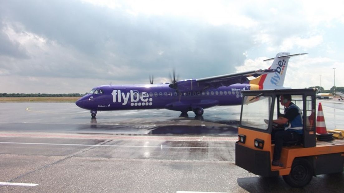 Een toestel van het ter ziele gegane FlyBe op Groningen Airport Eelde
