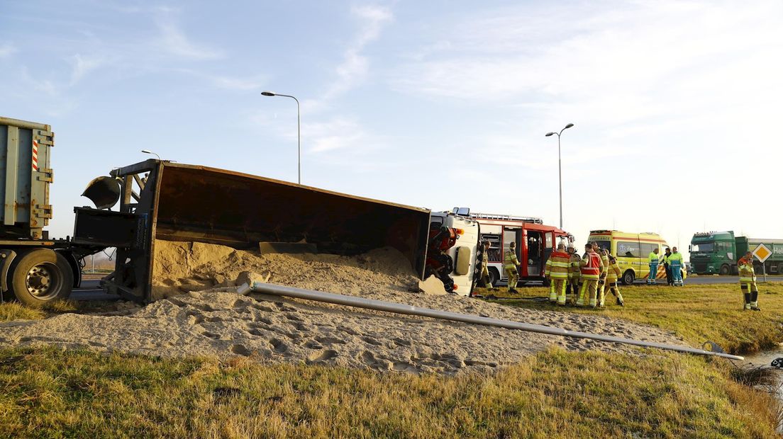 Vrachtwagen gekanteld bij Kampen