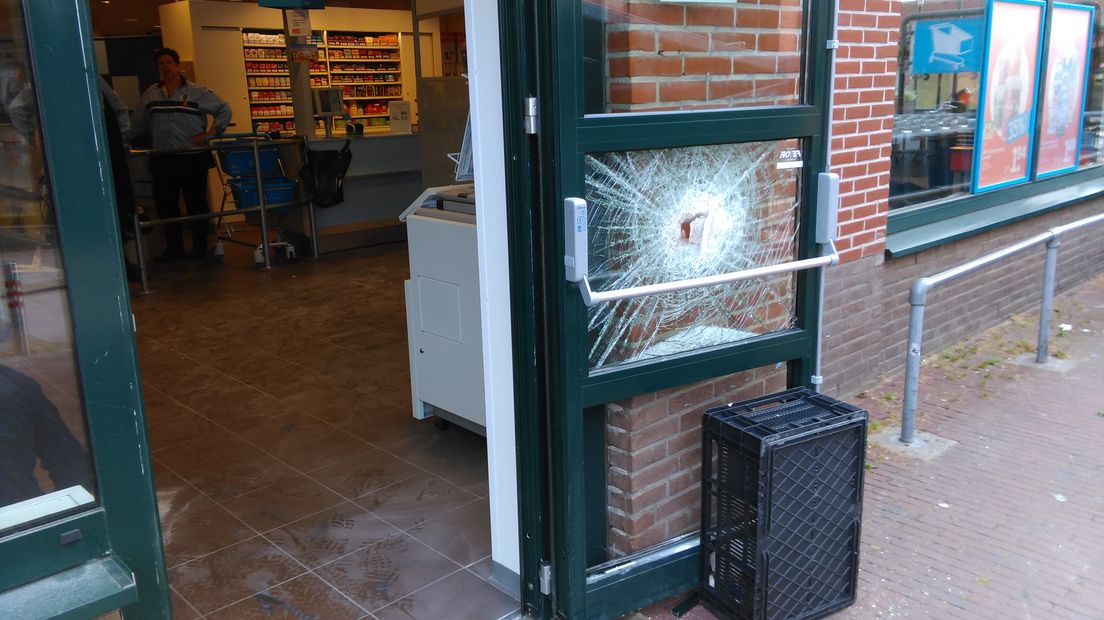 Bij een Albert Heijn in Beuningen is in de nacht van woensdag op donderdag een pinautomaat opengebroken. Dieven forceerden een deur om binnen te komen.