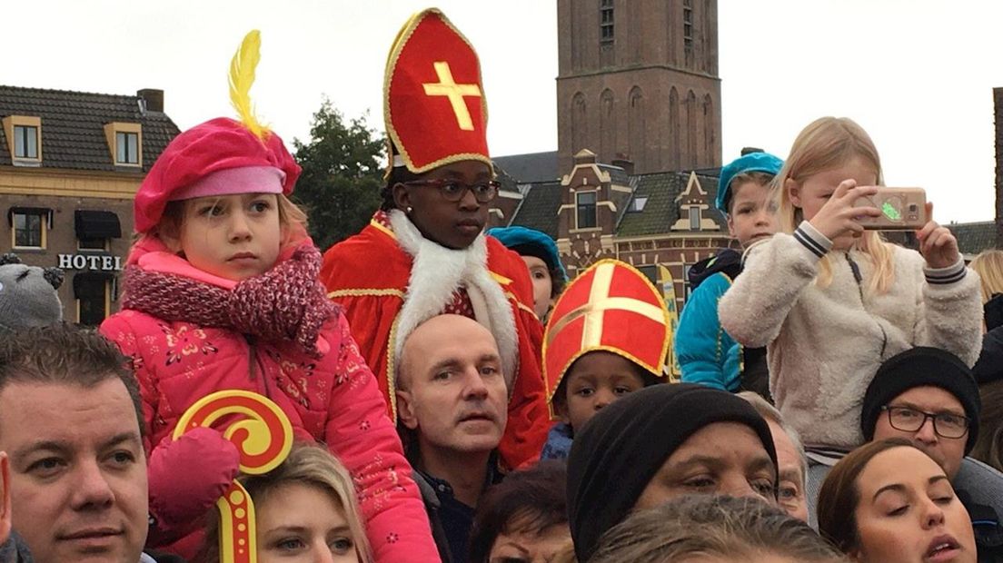 Kleine Sinterklaasjes bij de intocht in Zwolle