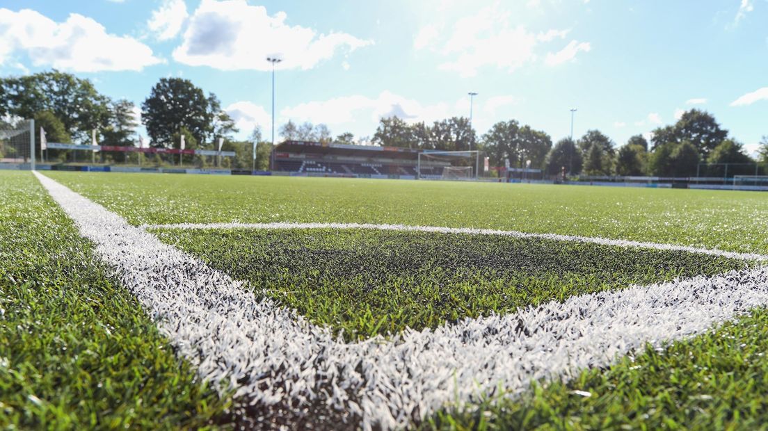 Voetbalveld van kunstgras (met rubber)