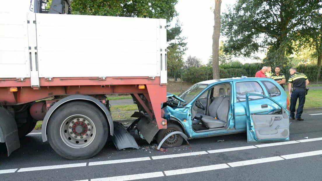 Auto botst op vrachtwagen in Albergen