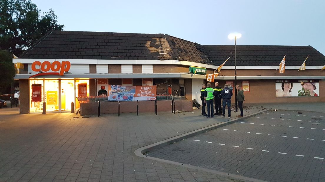 De pannen liggen van het dak en er zit een scheur in de muur: het is een ravage donderdagochtend na een plofkraak bij supermarkt Coop in Doetinchem. De automaat lijkt zelfs in z´n geheel verdwenen.