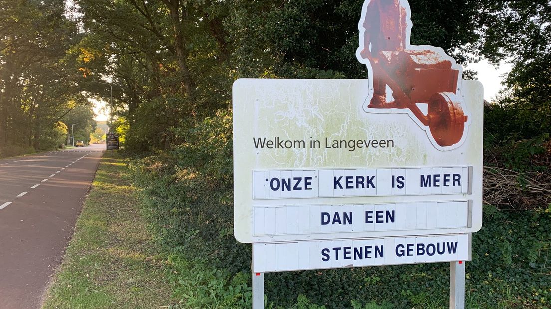 Op de invalswegen van Langeveen zijn protestborden geplaatst