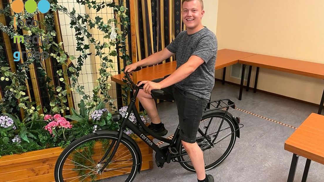 Harmen Huenestein op zijn gewonnen fiets