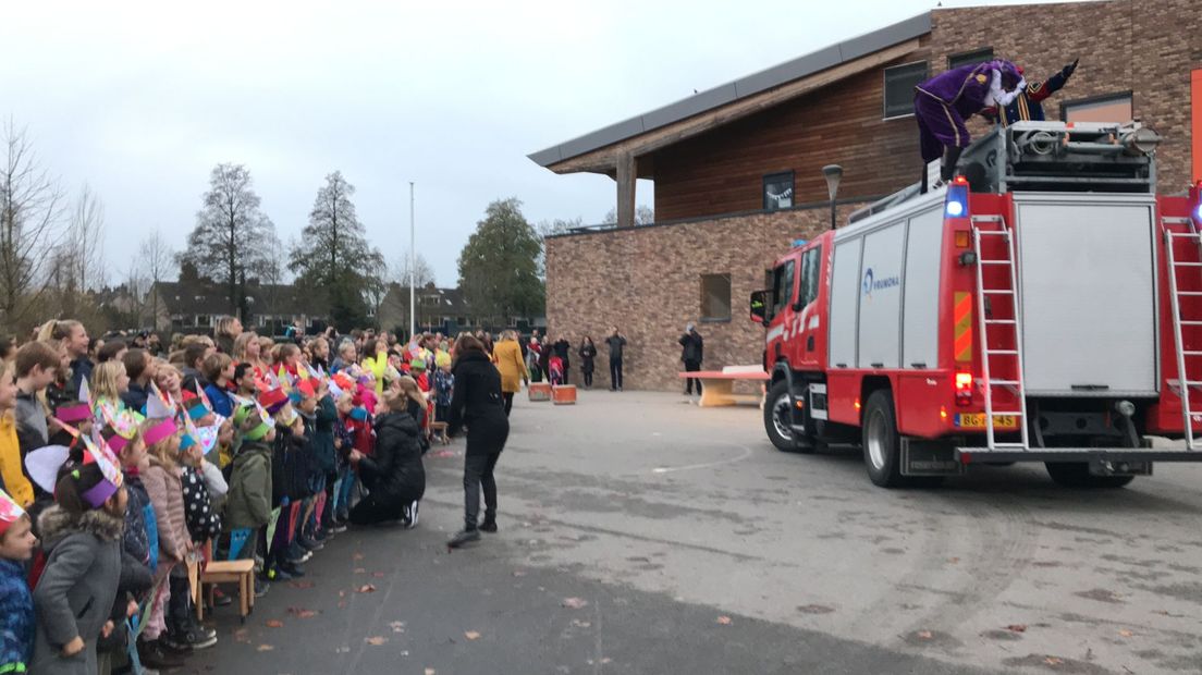 Sinterklaas kwam met de brandweerauto naar de Anne Frankschool in Bunnik.
