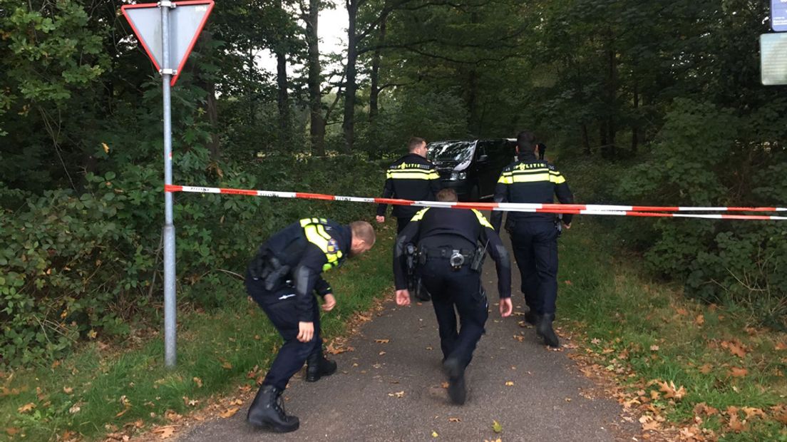 Agenten hebben het fietspad afgezet.