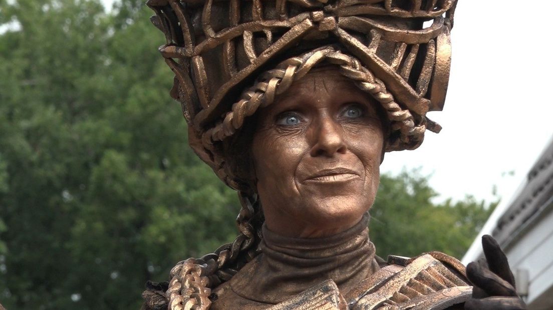 Levende standbeelden vermaken Westerbork tijdens Stiefkiek'n - RTV Drenthe