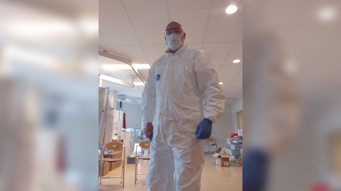 Yn beskermjende klean oan it wurk op de IC